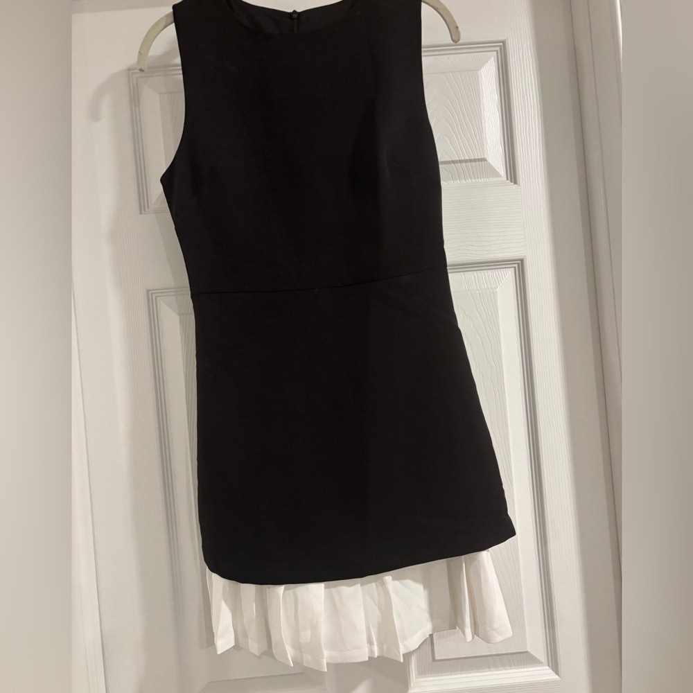 Commense Black and White Pleated Sleeveless Dress